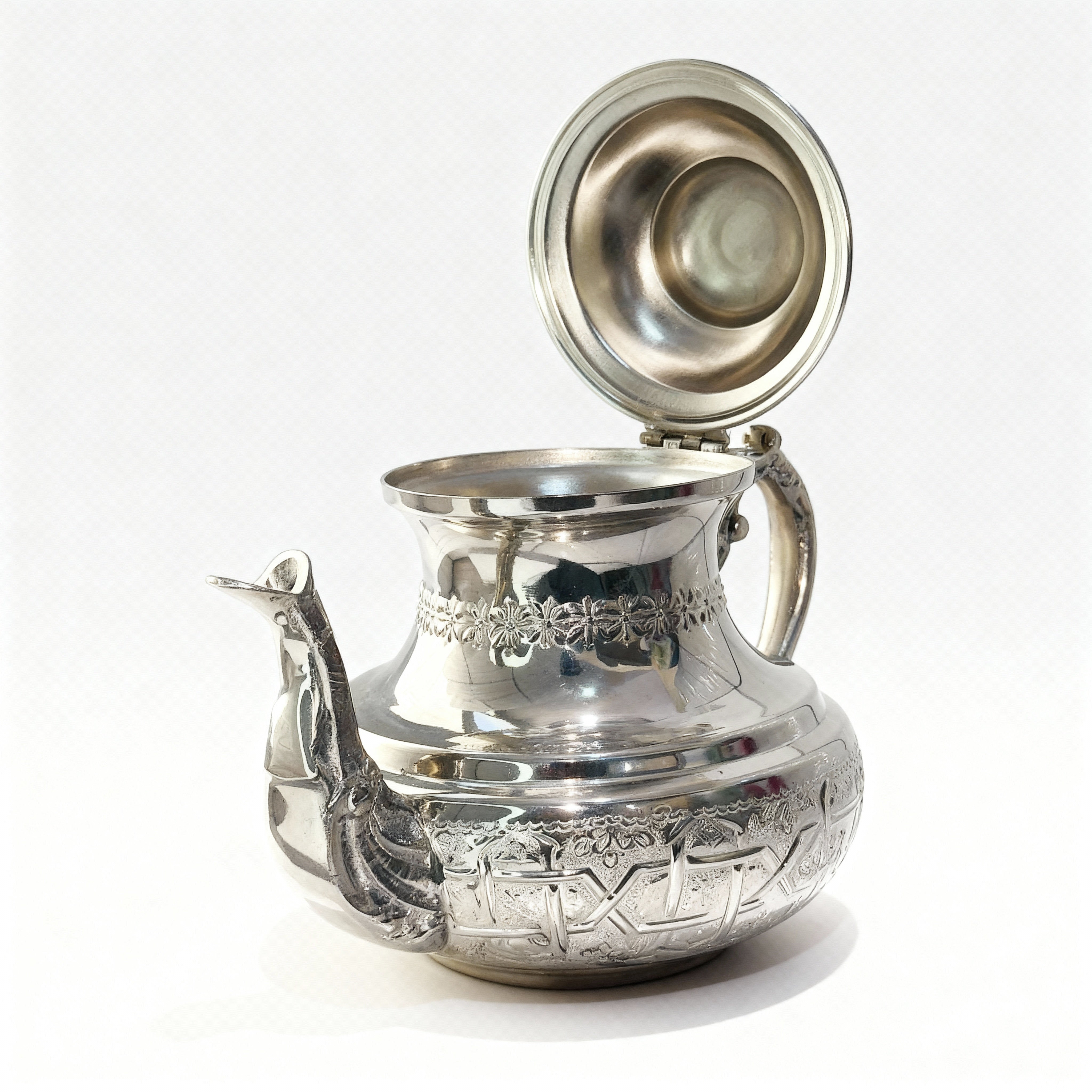 Barad Sultana – Théière Artisanale Royale en Argent Gravé