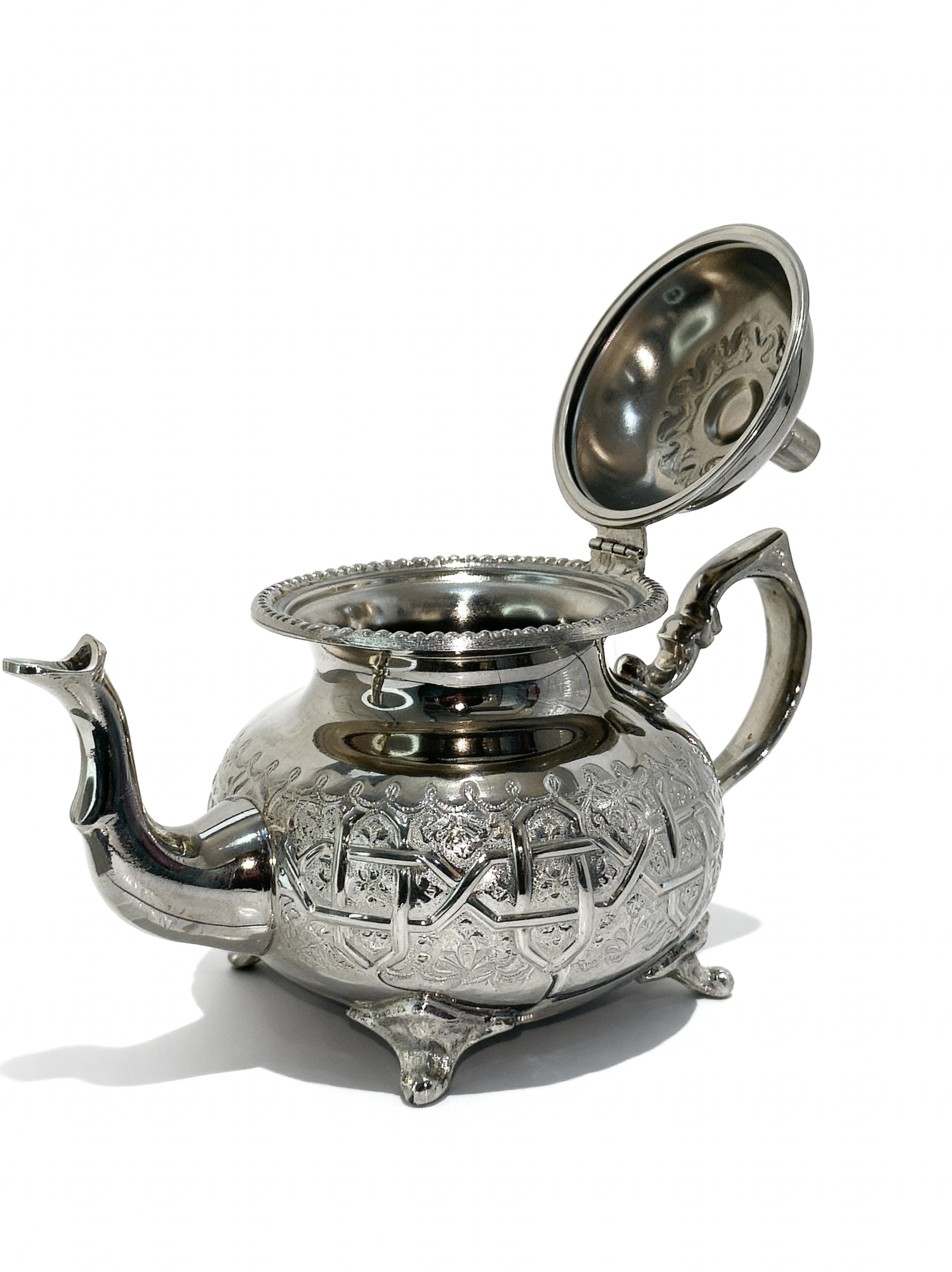 Barad Zahra – Théière Artisanale Élégante en Argent Gravé